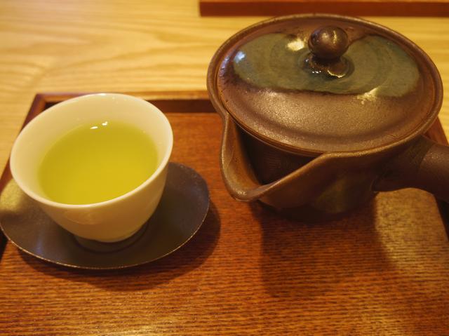 画像: 煎茶「こまかげ」。一番煎じのお茶を、最高に美味しく感じる温度帯で提供してくれる。