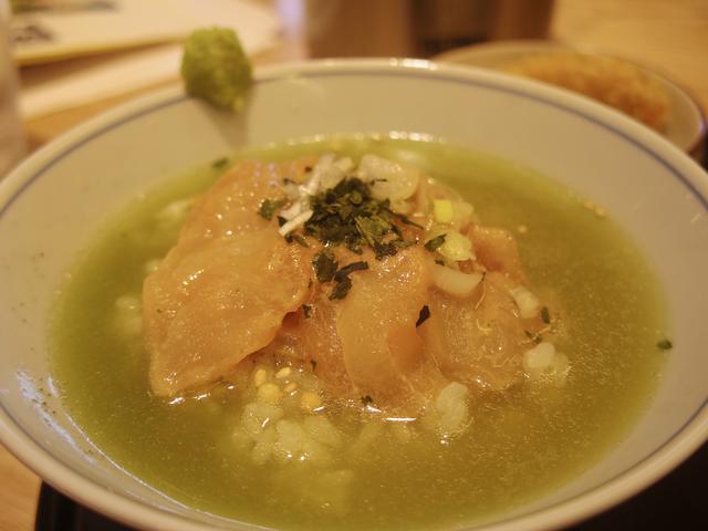 画像: 鯛の上の緑は、緑茶葉。彩りの役割を担うだけでなく、煎茶との一体感も演出する。