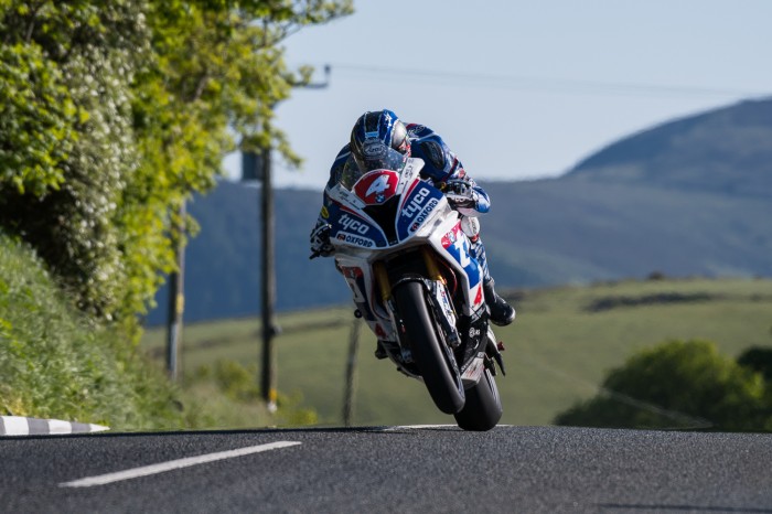 画像: 鬼神のごとく走りで、TT通算13勝目となるスーパーストッククラスの勝利をおさめたハッチンソン。 www.bikesportnews.com