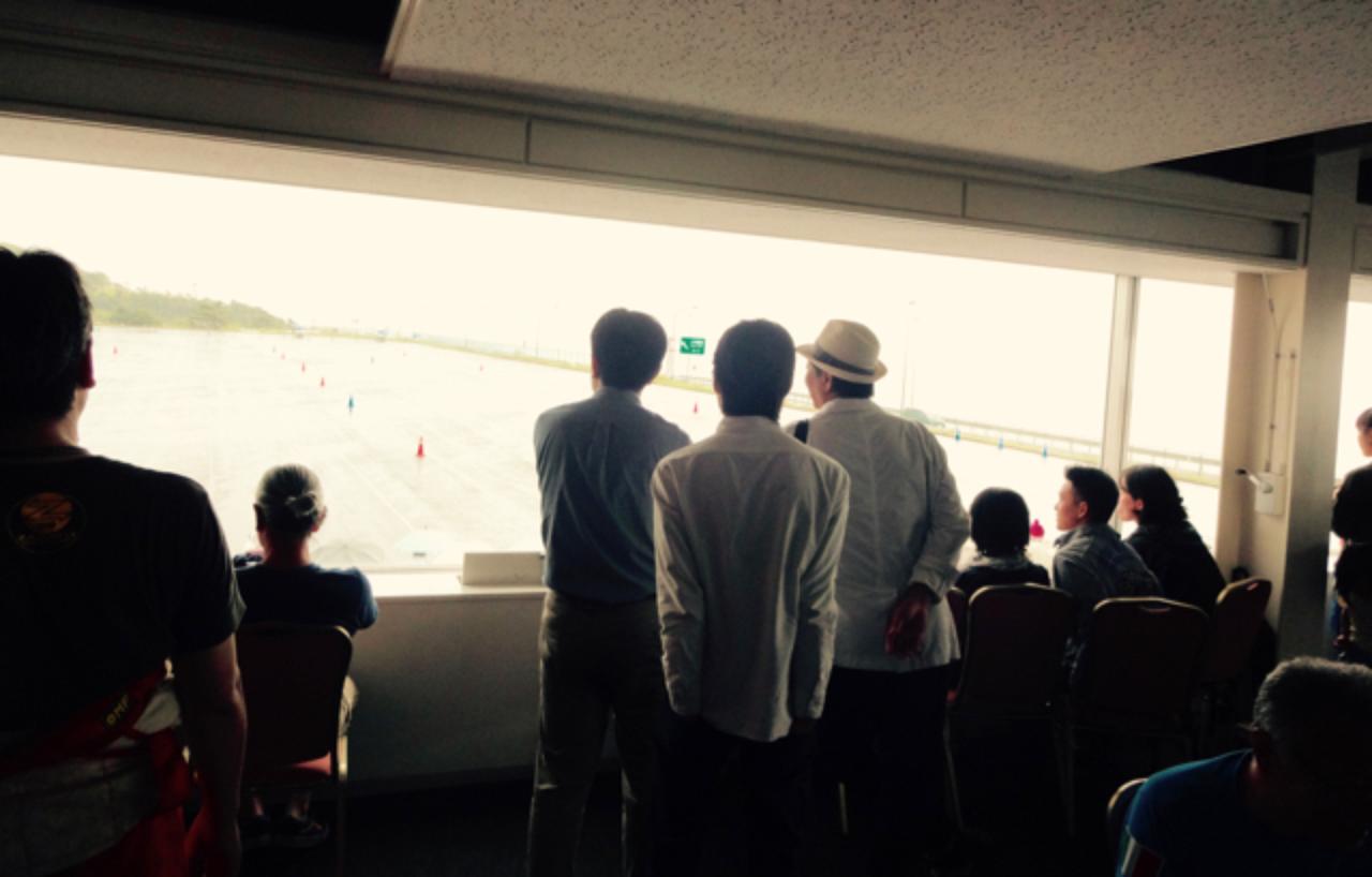 画像: 食い入る様にコースに目を向けて一喜一憂する観戦者たち