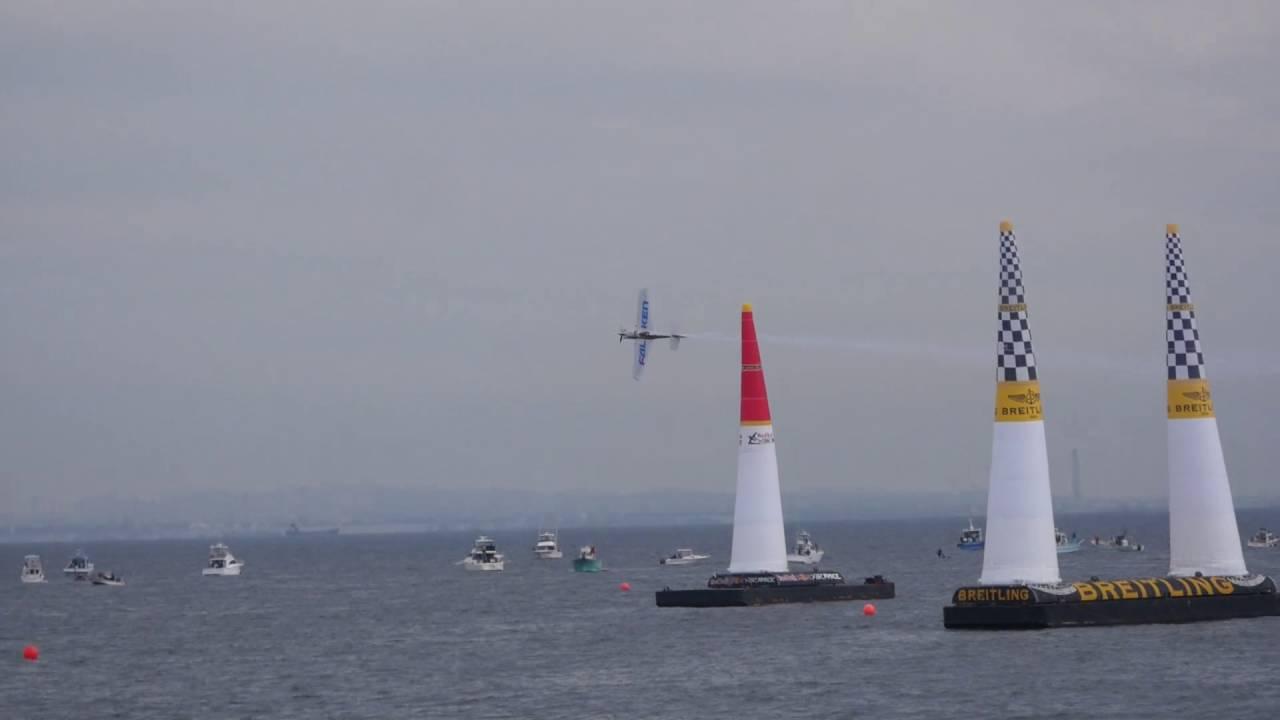 画像: レッドブル・エアレース千葉2016で初優勝を飾った室屋義秀選手の会心のファイナル4フライト youtu.be