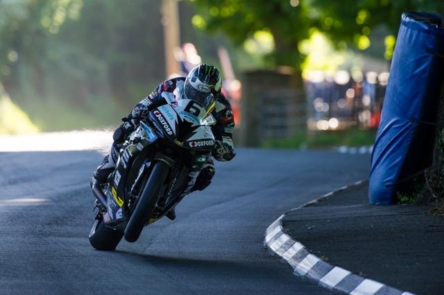 画像: ホークレーシングのBMW S1000RRで激走するM.ダンロップ。ライバルを寄せつけない強さをセニアTTで披露。この勝利で、M.ダンロップのTT通算勝利数は13になりました。 www.bikesportnews.com