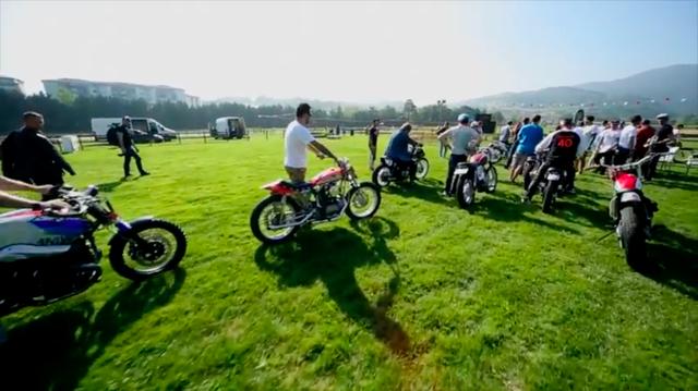 画像: ヴィンテージモーターサイクルやカスタムモデルなど、ジャンルを問わず・・・のマシンで楽しむフラットトラックは、近年多くの海外の"フェス系"モーターサイクルイベントで行われています。 www.youtube.com