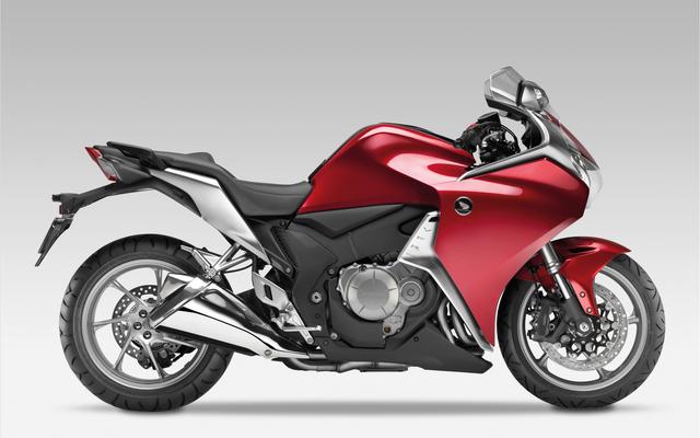 画像: HONDA VFR1200F reviews2012.files.wordpress.com