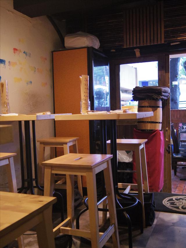 画像: バルらしく、密着度があがりそうな小さめテーブルやカウンターがある。ランチデートにもぴったり。
