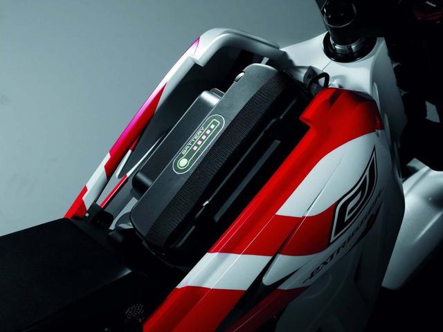 画像: 燃料タンクの位置に、バッテリーユニットが搭載されていることがわかります。 www.cycleworld.com