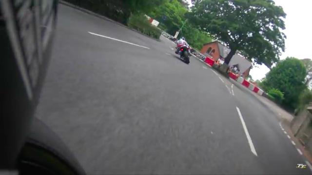 画像: 1台ずつ順にスタートする方式のTTですが、先にスタートしたアンスティ(ホンダ)を、後からスタートしたダンロップが(BMW)視界にとらえます。 www.youtube.com