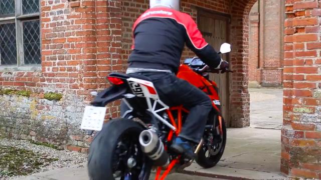 画像: 続いて登場したKTM 1290 スーパーデュークR。こちらは世界中どこのKTMディーラーなどで購入でき、日本でのメーカー希望小売価格(税込)は1,900,000円です。 www.youtube.com