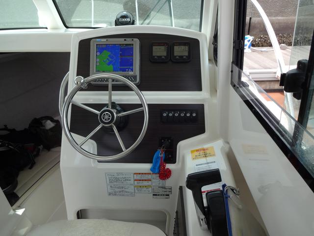 画像: コックピット(運転席)。ハンドルのヤマハ音叉がかっこいい。