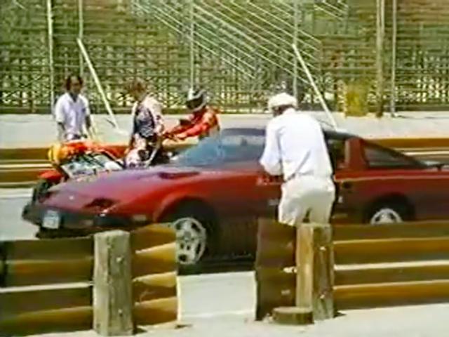 画像: 最初に300ZXがスタート、15秒遅れてセイバーが後を追います。 www.youtube.com