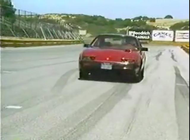 画像: ニッサン300ZXは当時人気のスポーツカー。フォルムが懐かしいですね・・・。 www.youtube.com