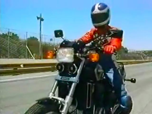 画像: ホンダ・セイバー。こちらはVF700Sというモデルで、フルスケールの750ccではなく700ccに排気量を留めた、タックスバスター(関税対策モデル)として用意された北米輸出車です。 www.youtube.com