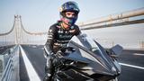 画像: 2007年と2010年はホンダ、そして 2012年と2015年はカワサキで世界スーパースポーツを制覇したソフォーグル。着用するレザースーツは、記録挑戦用の特別仕様です。 photos.worldsbk.com