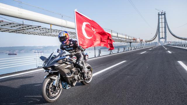 画像: 誇らしげに、トルコ国旗を手にウィニングランを披露するソフォーグル。 photos.worldsbk.com