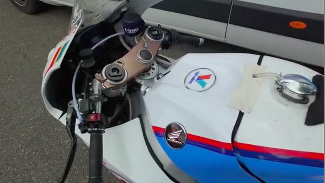 画像: 23リッター容量のTT用スペシャル燃料タンク。フィラーがクラシカルなエノットなのがユニークです。 www.youtube.com