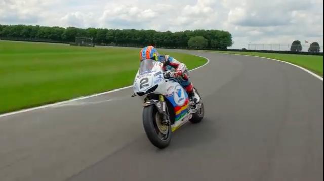 画像: 気持ち良さげに、サーキットを周回するM.ニーヴスとホンダRC213V-Sマン島TT仕様。 www.youtube.com