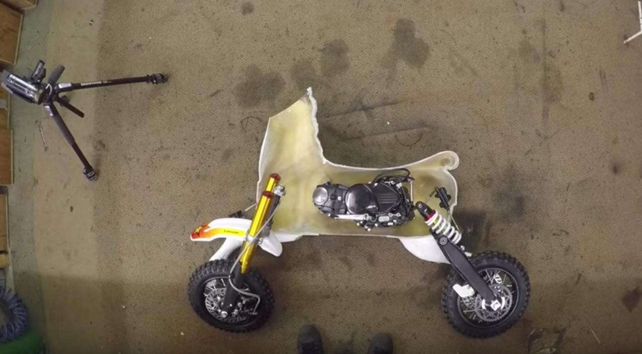 画像: そして馬の人形の中にパーツを埋め込みます。 youtu.be