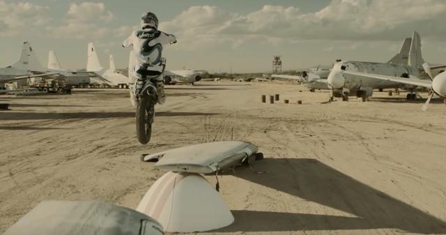 画像: 翼がなくても、バイクがあれば飛べる! www.youtube.com