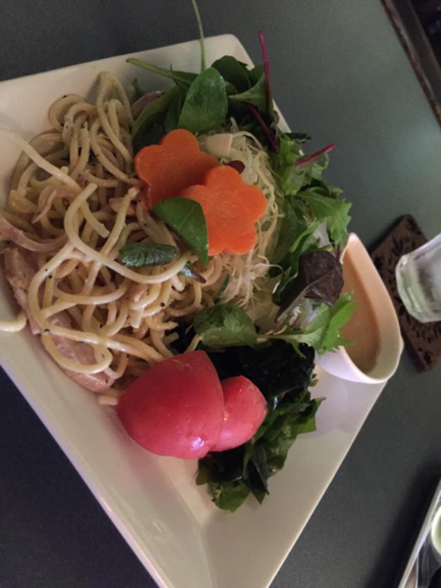 画像: ランチのプレート、ではなくて、前菜です。この後に美味しいカレーが出てきたのですが、撮り忘れてがっついちゃいました。