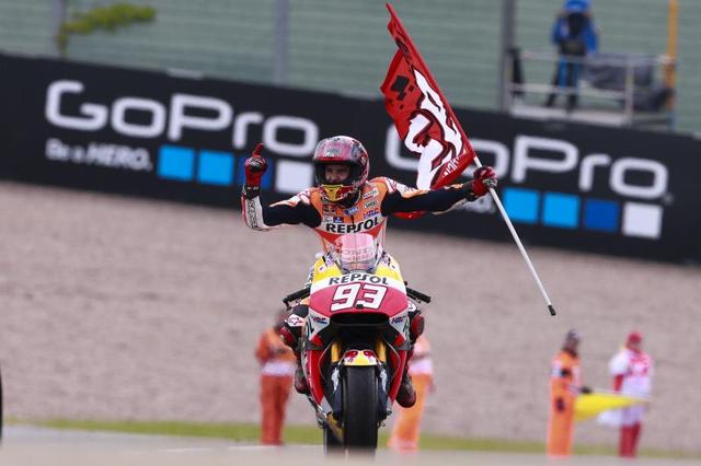 画像: 見事勝利し、ウッキウキでパレードランをするマルケス。これで今季3勝目です。 photos.motogp.com
