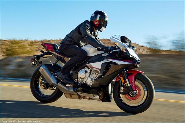 画像: スーパーバイク、スーパーストックのベース車両として活躍するYZF-R1及びYZF-R1Mに続き、ヤマハはYZF-R1Sをリリース。レースベースとしての要素を切り離すことで装備を簡略化し、YZF-R1より1500〜2000ドルも安い価格設定を実現。公道オンリーのユーザーにとっては、じつに魅力的な製品と言えます。このモデルが商業的に成功すれば、レースベースと公道メインの2本立てというラインアップが、今後流行することになるかもしれません。 www.yamahamotorsports.com