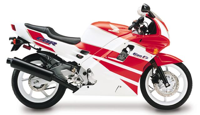 画像: 1992年からホンダは、輸出仕様の100psから国内自主規制で69psまで最高出力を落としたCBR600F2を国内市場で販売。教習所で大型自動二輪免許が取得できなかった時代は、「せっかく大型自動二輪免許を苦労して取ったのだから、排気量が大きくてパワーのあるマシンに乗りたい・・・」という心理を持つユーザーが多かったです(今も変わらない?)。 www.bike-lineage.jpn.org