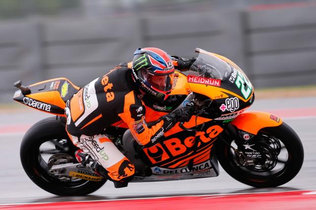 画像: 2015年のMoto2を走るサム・ローズ。Moto2マシンは各コンストラクターが製作した車体に、ホンダ4気筒600ccエンジンを搭載した構成です。2018年度でホンダのサプライヤー契約は終わりますが、その後継役にはKTMが興味を示している・・・という話が、海外メディアの報道などで流されています。 www.motogp.com