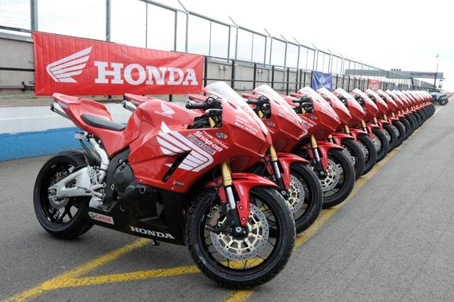 画像: ホンダなどで活躍したロードレーサー、ロン・ハスラムが運営する「ロン・ハスラム・レース・スクール」の教習車。今後600ccスーパースポーツは公道用ではなく、ロードレース用の競技専用車と化していくことになるのでしょうか・・・? www.haslamraceschool.com