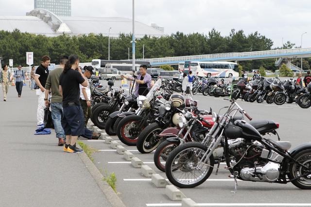 画像: やっぱりバイクのショーはバイクで行きたい、BACCの大きな魅力の一つはバイクで行けること。ショーを見終わった後、のんびり駐車場を一周して帰れるとやはり二度楽しい。私たちはこんな時間が大好きなのだ。