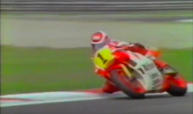 画像: シビれるような2ストロークV4サウンドを轟かせて、エディとヤマハYZR500は先行する2台を猛追します! www.youtube.com