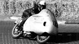 画像: 1955年の世界GP250ccクラスのタイトルを獲得した、ヘルマン "ハッピー" ミューラーとNSUスポーツマックス。ライバルは125cc系を拡大したMVアグスタのDOHC単気筒でしたが、ライバルの挑戦を退け見事市販レーサー初のプライベーターによるタイトル獲得の偉業を成し遂げました。 www.audi.com
