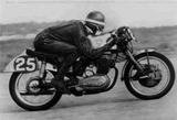 画像: NSUスポーツマックスに乗るM.ヘイルウッド。1957年の冬、ヘイルウッドは南アフリカに遠征し、彼の地で数多くの勝利・ラップレコードを記録しました。翌1958年に、赤いカラーとなったNSUと18歳のヘイルウッドは、25勝を含む34回の表彰台を獲得。そしてキャリア初の世界GPのポイントと、マン島TT初表彰台を獲得しました。 www.bikeme.tv