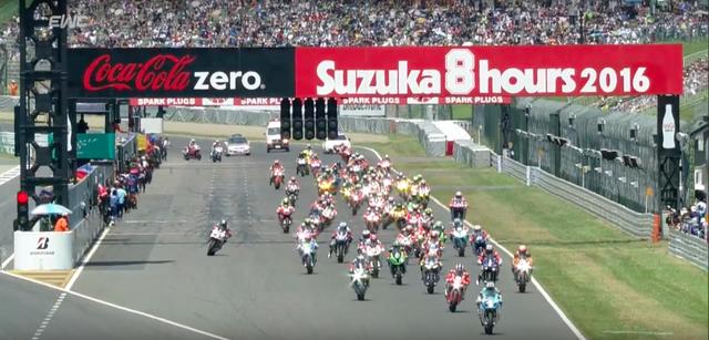 画像: スタートで飛び出したのは、チームカガヤマ(スズキ)の清成龍一。今年のBSB(英国スーパーバイク選手権)では苦闘のシーズンを送るサムライライダーが、18週目まで首位を走り大観衆をわかせました! www.youtube.com