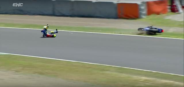 画像: 有力チームのひとつ、TSR(ホンダ)のドミニク・エガータが7周目で転倒。ほぼ最後尾から18位まで追い上げる頑張りでシリーズポイント3点をもぎ取り、世界耐久選手権の最終戦オッシャースレーベン8時間耐久ロードレースで決まる、シリーズチャンピオンへの望みをつなげました。8月27日の結果が、今から気になります。 www.youtube.com