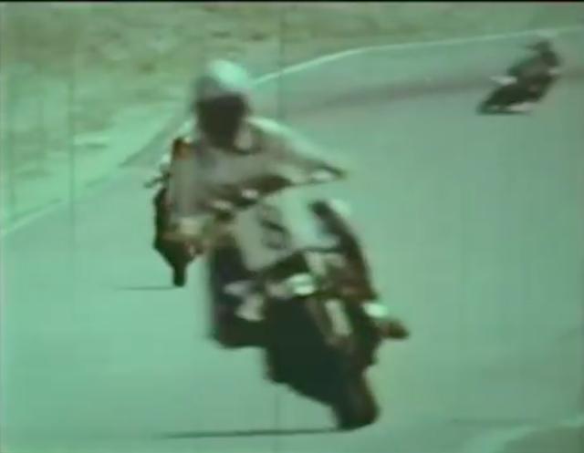 画像: ファクトリーZ1000スーパーバイクで疾走するフレディ! 1979年のフレディは、銀ヘル、赤ヘル、白ヘルを被ってました。なお#8は、ホンダファクトリー初年度の1980年にも付けていたゼッケンです。 www.youtube.com