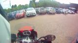 画像: 駐車場に停めていたモーターサイクルに跨り、いざ発進!しようとする動画の主人公・・・。 www.youtube.com