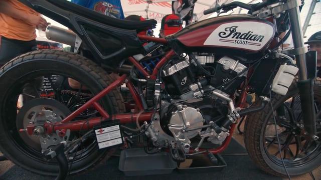 画像: パドックのFTR750プロトタイプ。計測器とかがついているのがわかります。 www.youtube.com