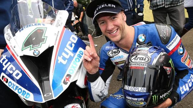 画像: アルスターGP・スーパーバイクの1、2レースを制してゴキゲンのI.ハッチンソン。土曜日のメインレース5つの内、4つで優勝をもぎ取る圧倒的な強さを発揮しました。 a.fssta.com