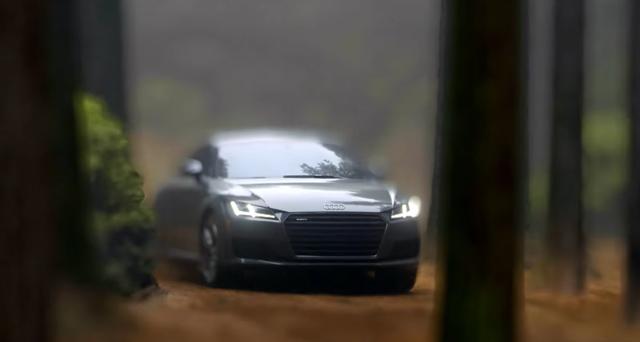 画像1: これは現実?それともミニチュアモデル?
駆け抜けるAudi TT、操るのはドライバー?それとも少年?