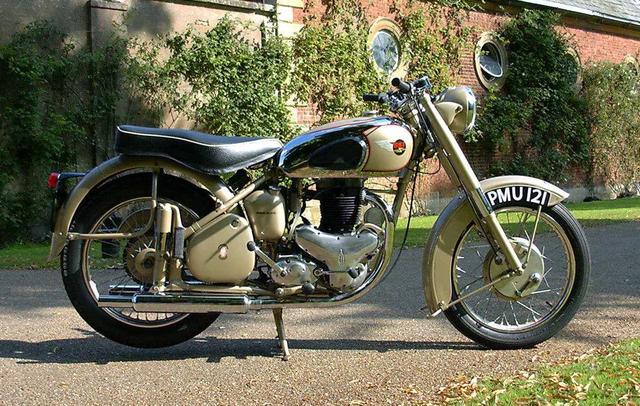 画像: 英国のBSAゴールデンフラッシュ。トライアンフサンダーバードのライバルで、OHV650cc2気筒の人気モデルです。1954年にはスイングアームモデルが発表されています。 bright-cars.com