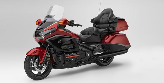 画像: 日本を代表する「金」の名を持つモーターサイクルといえば、やはりホンダのゴールドウイングですね。40年の歴史を持つ、グランドツアラーの大ヒットシリーズです。 powersports.honda.com