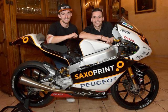 画像: 左がジョン・マックフィー、右がアレックス・マスボー。ふたりのプジョーファクトリーライダーです。 photos.motogp.com