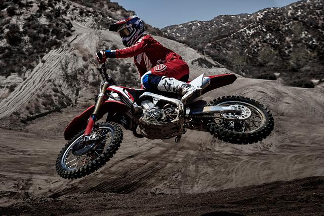 画像: 2017年型CRF450Rのアクションシーン! なおチタン材の燃料タンクは、外側からは見ることができません。 powersports.honda.com