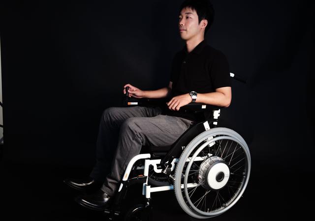 画像: 座ってみるとかなり快適。フル電動は片手で簡単操作でスィーッと移動できて、運転自体が楽しいし、電動アシスト型は、上半身には障がいがない方なら、まるで車いすバスケのプレーヤーにでもなったかのように、アクティブに移動することが可能です。 あ、ちなみに写真の見るからに好青年の方は、トーマスではございませんw