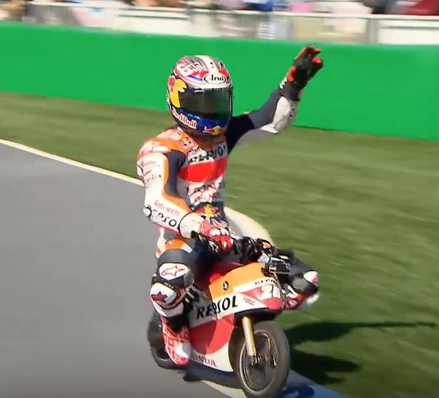 画像9: 【動画】MotoGPライダーたちが、ミニバイクでガチバトル!