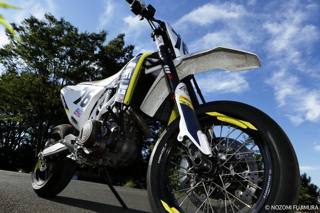 画像: 帰国したハスクバーナ・701スーパーモト。パイクスピークの土はまだ付いたままだ