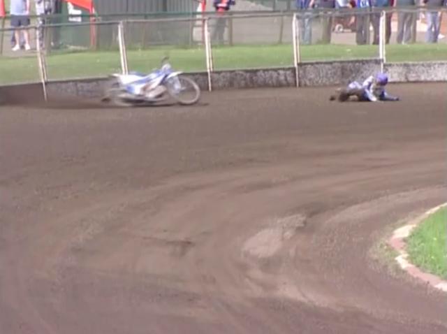 画像: 転んだライダーより、前方へ飛んで行ったバイクが、ライダーに向かって突進します! www.youtube.com