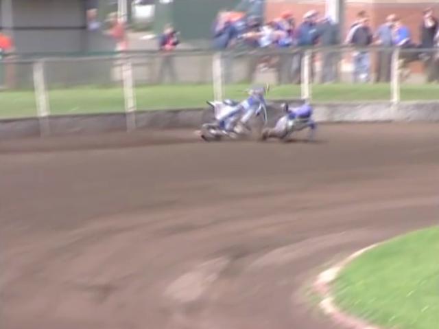 画像: 危機一髪! ギリギリのところでライダーはバイクを避けますが・・・。 www.youtube.com