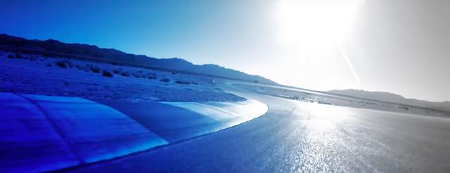 画像: 車両の姿は、ボヤ〜っとしたシルエットしか登場しません。ティーザー動画ってそういうものですけどね・・・。 www.youtube.com