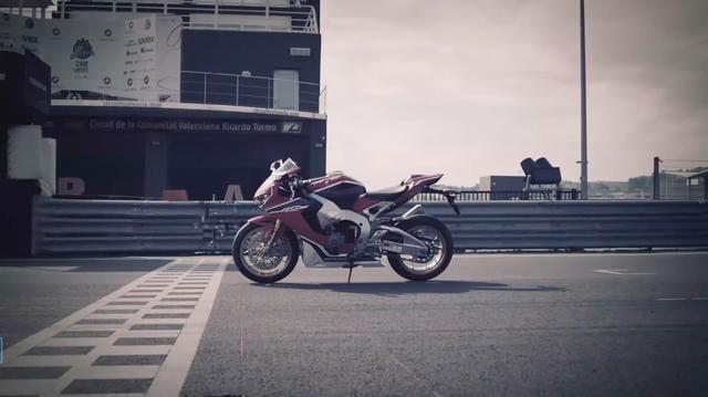 画像: こちらが新型CBR1000RRです。主なニュー・フィーチャーを列記すると、フルカラー液晶メーター、パワー・ウェイトレシオは歴代CBRでNo.1、オーリンズ電子制御サスペンション、チタン製のマフラーと燃料タンク、軽量化されたエンジンとシャシー、スロットルバイワイヤ、クイックシフター・アシスト、HSTCスライドコントロール、HSTCウィリーコントロール、ジャイロ・ベースドABS・・・となります。 www.youtube.com